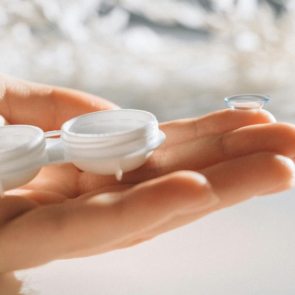 Can I wear contact lenses if I have dry eyes?