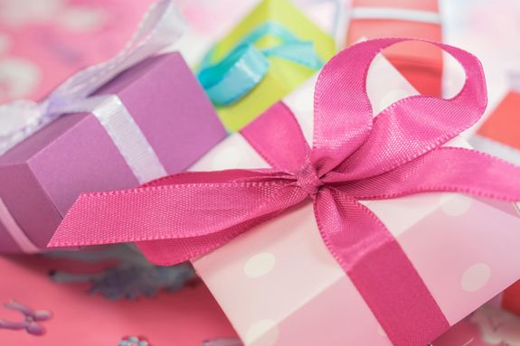 What types of gifts are considered 'no tat'?