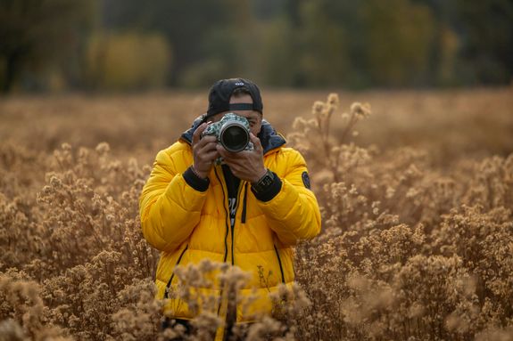 How do I book a photography session with Picsmobart LLC?