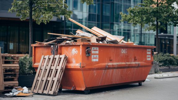 What types of items can G2G Junk Removal take away?