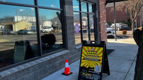 Impress your clients with spotless commercial exteriors in Central Point.