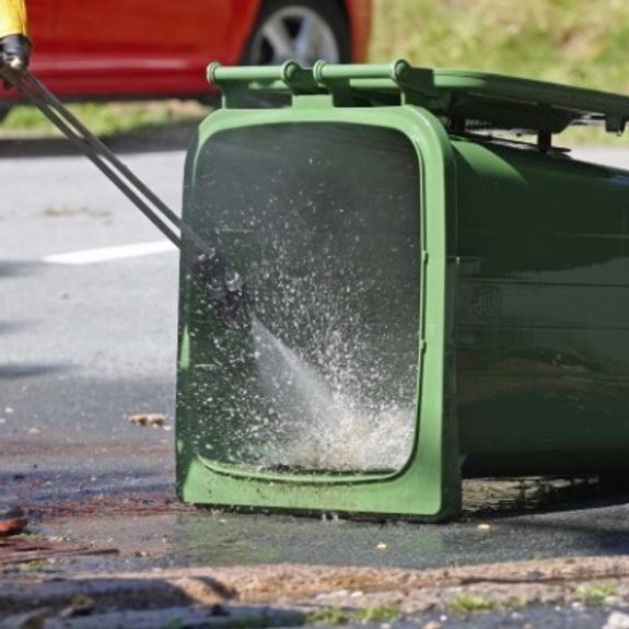 Trash bin washing
