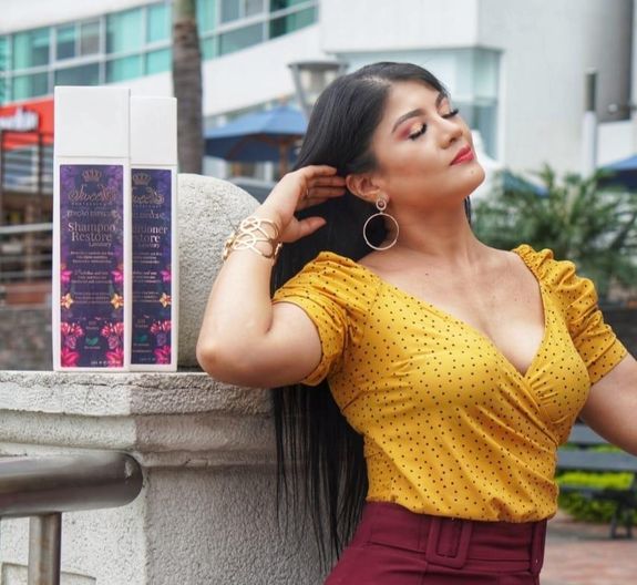 Salón centrado en la comunidad con un ambiente cálido