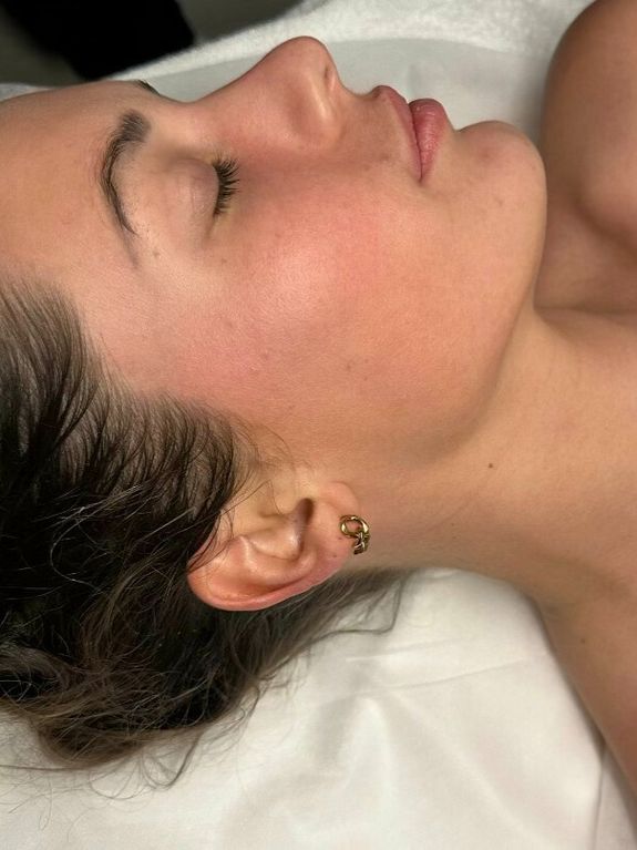 Deeply Cleanses and Detoxifies Skin