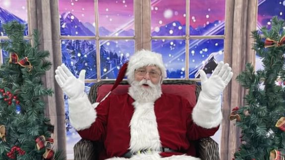 Make Your Holidays Magical in Aromas with Santa Home Visits.