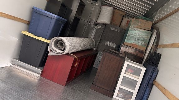 MOVING MADE EASY WITH H&M JUNKPIRE From packing up to loading, transporting, and unloading—we handle the heavy lifting so you can focus on settling into your new home. 🚚💪
